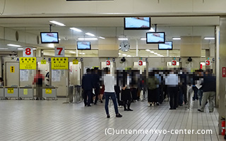 更新待ちで並ぶ人達