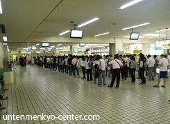 免許更新手続きで並ぶ人々